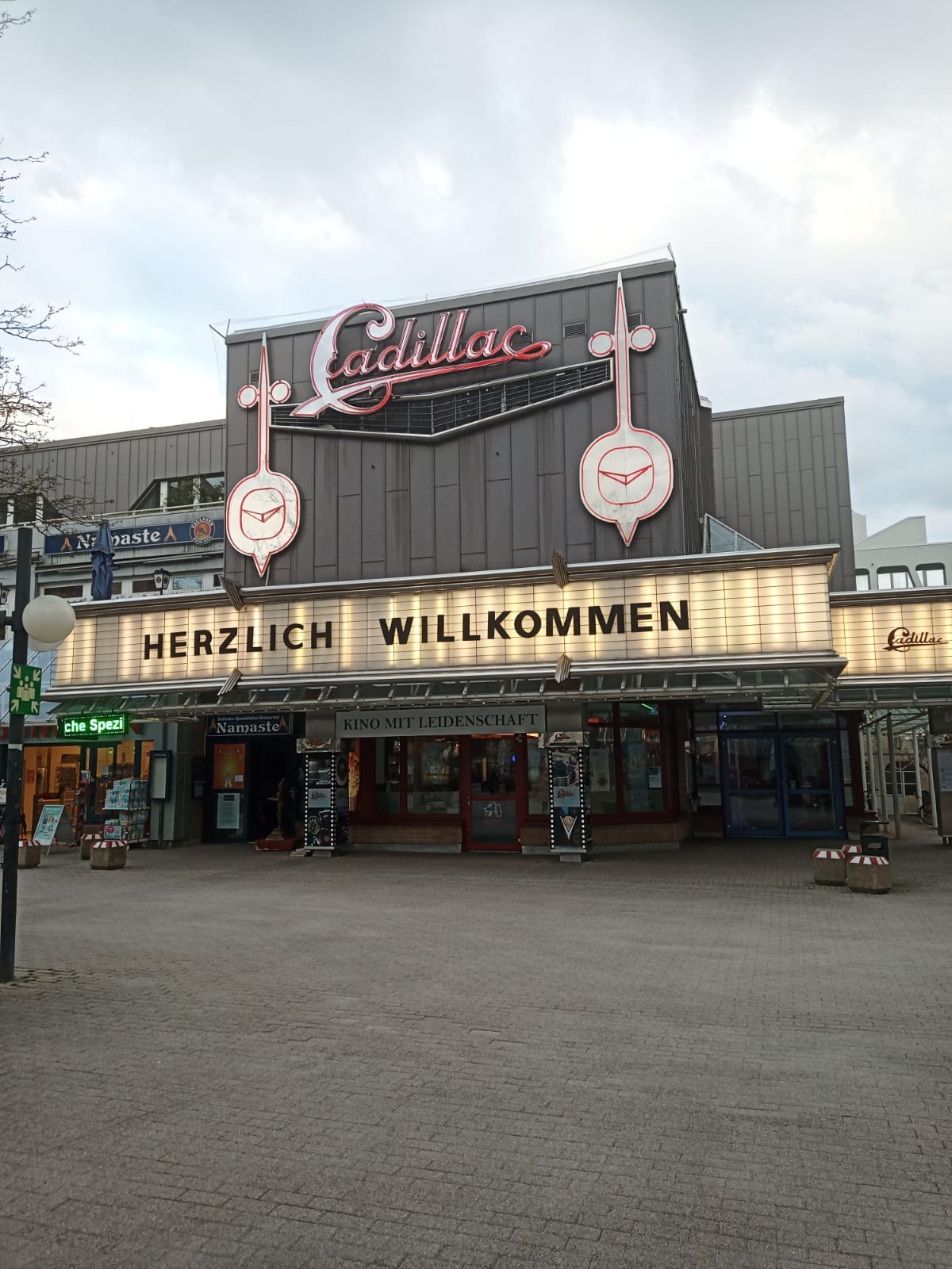 Cadillac und Veranda Kino
